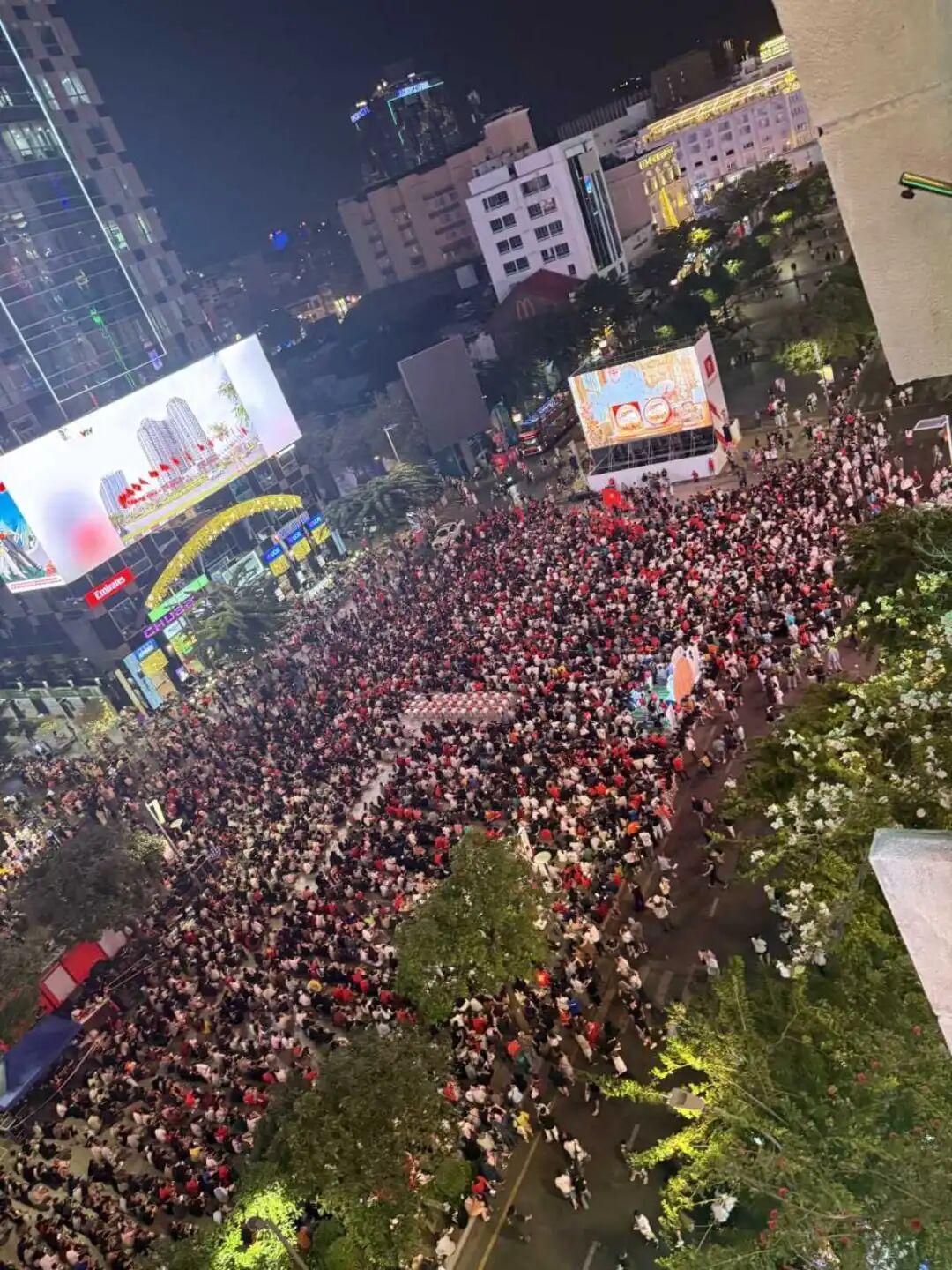 开云-越南数万名球迷街头围观“中越之战”，郑州球迷“混入”其中：中国队进球时，周围是寂静的、我内心是沸腾的